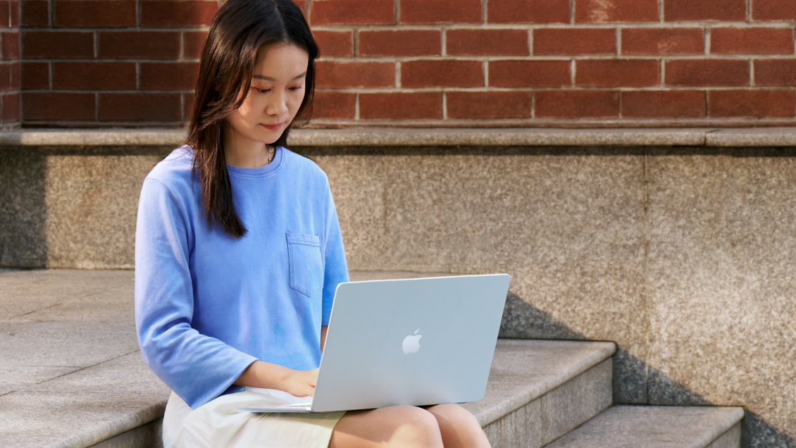 新闻学学生使用 MacBook Air